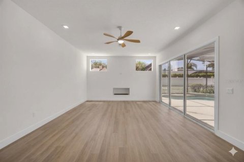 House in Windermere, Florida 4 bedrooms, 371.33 sq.m. № 2122478 - photo 8