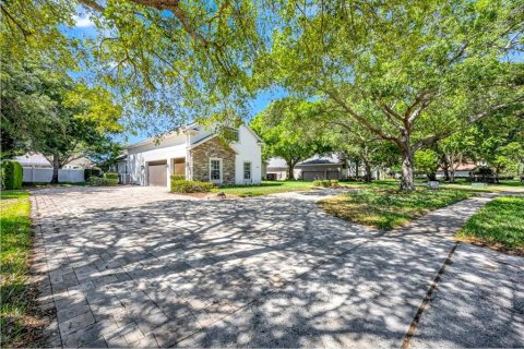 House in Windermere, Florida 4 bedrooms, 371.33 sq.m. № 2122478 - photo 3