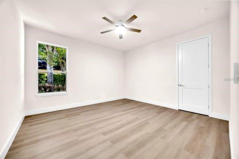 House in Windermere, Florida 4 bedrooms, 371.33 sq.m. № 2122478 - photo 20