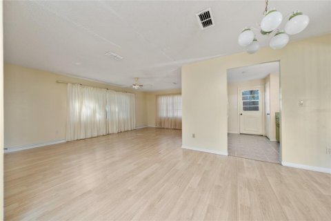House in Ocala, Florida 2 bedrooms, 104.79 sq.m. № 2220876 - photo 4