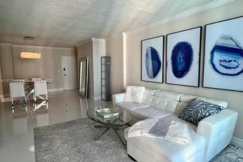 Condominio en alquiler en Hollywood, Florida, 1 dormitorio, 77.57 m2 № 1923049 - foto 1