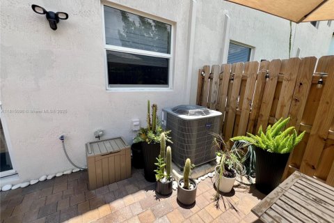 Adosado en venta en Miami, Florida, 3 dormitorios, 123.37 m2 № 1766734 - foto 16