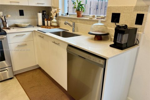Adosado en venta en Miami, Florida, 3 dormitorios, 123.37 m2 № 1766734 - foto 9