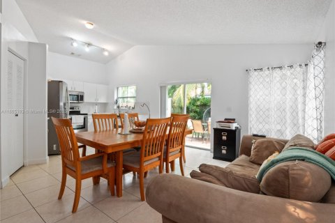 Casa en venta en Pembroke Pines, Florida, 3 dormitorios, 163.88 m2 № 1892934 - foto 24