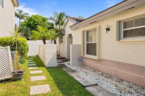 Casa en venta en Pembroke Pines, Florida, 3 dormitorios, 163.88 m2 № 1892934 - foto 8