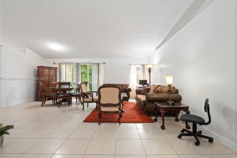 Casa en venta en Pembroke Pines, Florida, 3 dormitorios, 163.88 m2 № 1892934 - foto 10