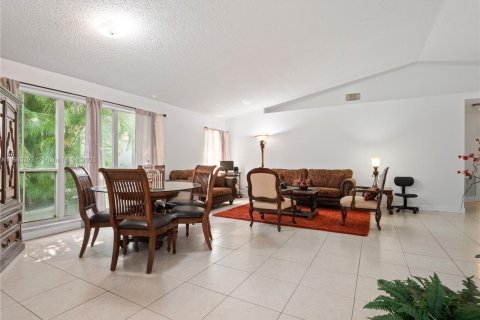 Casa en venta en Pembroke Pines, Florida, 3 dormitorios, 163.88 m2 № 1892934 - foto 12