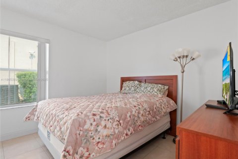 Casa en venta en Pembroke Pines, Florida, 3 dormitorios, 163.88 m2 № 1892934 - foto 15