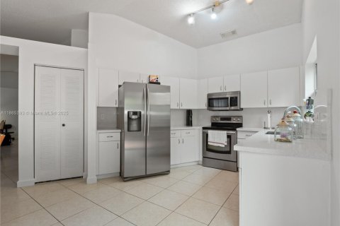 Casa en venta en Pembroke Pines, Florida, 3 dormitorios, 163.88 m2 № 1892934 - foto 27