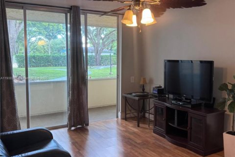 Купить кондоминиум в Тамарак, Флорида 2 спальни, 88.26м2, № 1966191 - фото 2