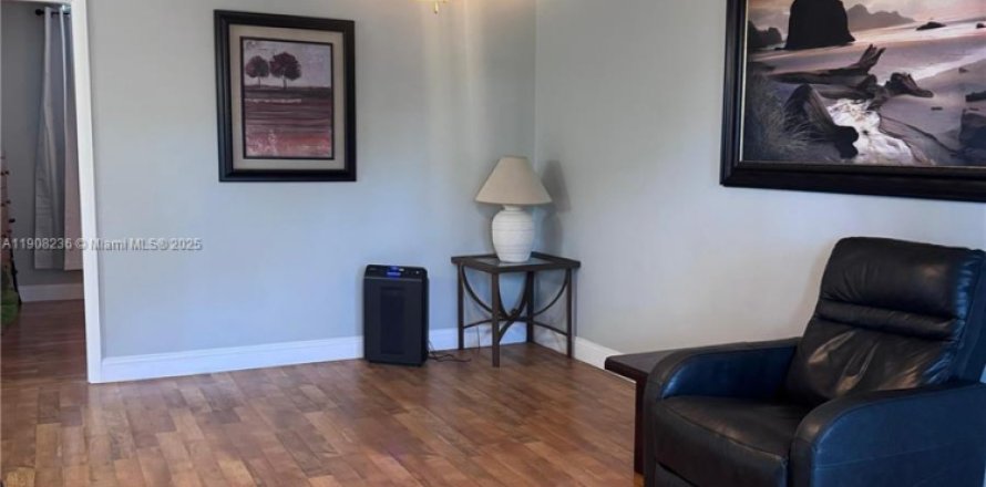 Кондоминиум с 2 спальнями в Тамарак, Флорида № 1966191