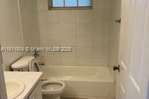 Propiedad comercial en venta en Hollywood, Florida, 170.1 m2 № 1756081 - foto 10