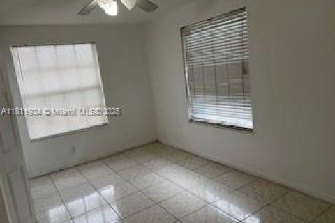 Propiedad comercial en venta en Hollywood, Florida, 170.1 m2 № 1756081 - foto 4