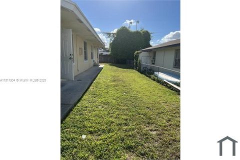 Propiedad comercial en venta en Hollywood, Florida, 170.1 m2 № 1756081 - foto 2