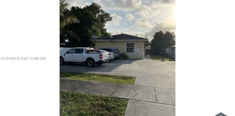 Commercial property in Hollywood, Florida 170.1 sq.m. № 1756081