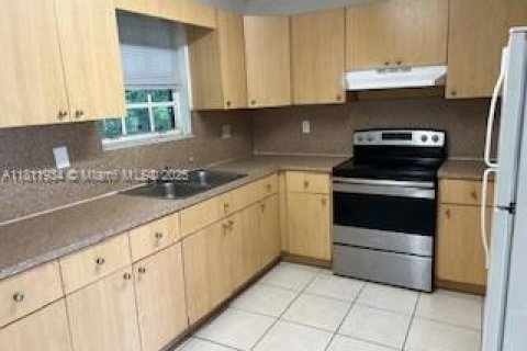 Propiedad comercial en venta en Hollywood, Florida, 170.1 m2 № 1756081 - foto 9