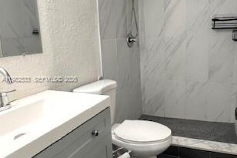 Condo in Miami, Florida, 2 bedrooms  № 2048076 - photo 9
