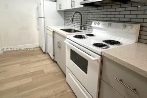 Condo in Miami, Florida, 2 bedrooms  № 2048076 - photo 2