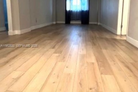 Condo in Miami, Florida, 2 bedrooms  № 2048076 - photo 4