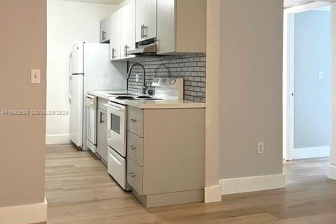 Condo in Miami, Florida, 2 bedrooms  № 2048076 - photo 3