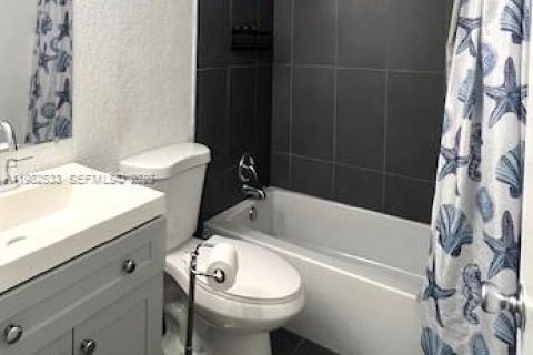 Condo in Miami, Florida, 2 bedrooms  № 2048076 - photo 10