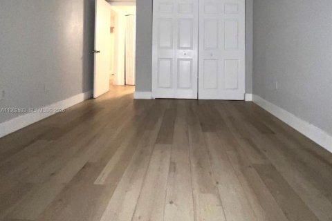 Condo in Miami, Florida, 2 bedrooms  № 2048076 - photo 7