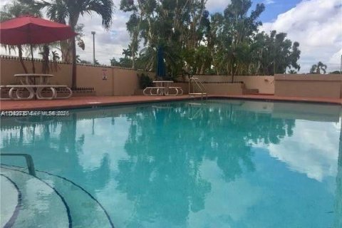 Condo in Miami, Florida, 2 bedrooms  № 2048076 - photo 11