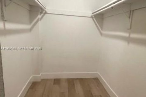 Condo in Miami, Florida, 2 bedrooms  № 2048076 - photo 8