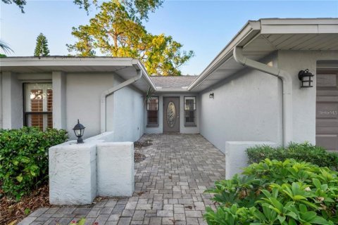 House in New Port Richey, Florida 3 bedrooms, 170.94 sq.m. № 1670288 - photo 2