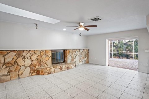 House in New Port Richey, Florida 3 bedrooms, 170.94 sq.m. № 1670288 - photo 12
