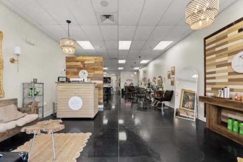 Commercial property in Kissimmee, Florida № 2384921 - photo 4