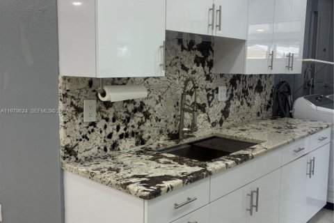 Villa ou maison à louer à Miami, Floride: 2 chambres, 127.93 m2 № 2046251 - photo 8