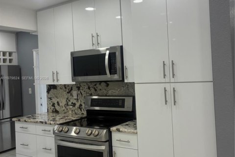 Villa ou maison à louer à Miami, Floride: 2 chambres, 127.93 m2 № 2046251 - photo 7