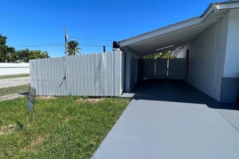 Villa ou maison à louer à Miami, Floride: 2 chambres, 127.93 m2 № 2046251 - photo 2