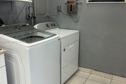 Villa ou maison à louer à Miami, Floride: 2 chambres, 127.93 m2 № 2046251 - photo 9