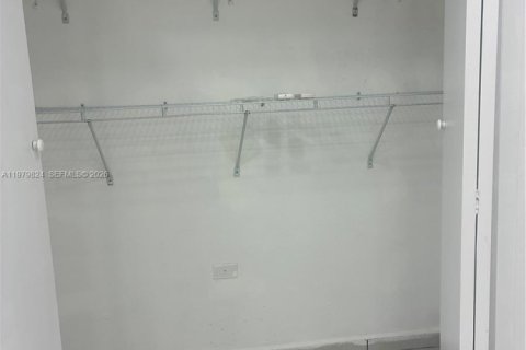 Villa ou maison à louer à Miami, Floride: 2 chambres, 127.93 m2 № 2046251 - photo 17