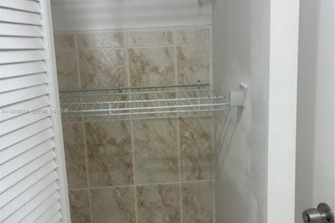 Villa ou maison à louer à Miami, Floride: 2 chambres, 127.93 m2 № 2046251 - photo 15