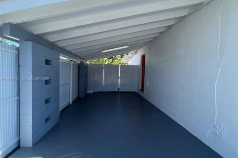 Villa ou maison à louer à Miami, Floride: 2 chambres, 127.93 m2 № 2046251 - photo 4