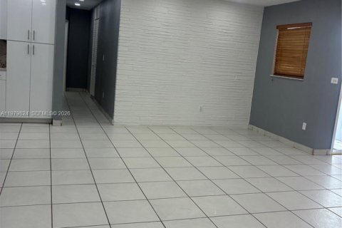 Villa ou maison à louer à Miami, Floride: 2 chambres, 127.93 m2 № 2046251 - photo 11