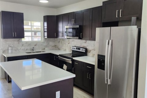 Villa ou maison à louer à Miami-Dade, Floride: 4 chambres, 153.47 m2 № 1998997 - photo 9