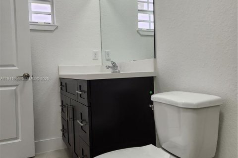 Villa ou maison à louer à Miami-Dade, Floride: 4 chambres, 153.47 m2 № 1998997 - photo 16