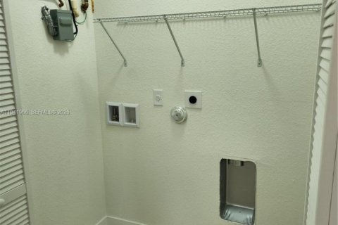 Villa ou maison à louer à Miami-Dade, Floride: 4 chambres, 153.47 m2 № 1998997 - photo 12