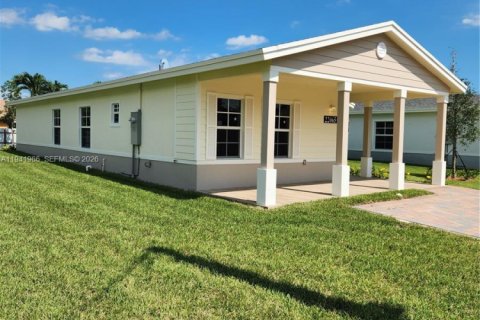 Villa ou maison à louer à Miami-Dade, Floride: 4 chambres, 153.47 m2 № 1998997 - photo 3