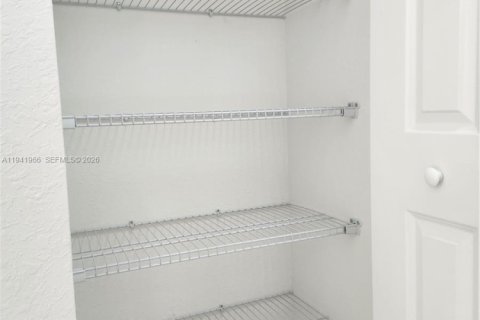 Villa ou maison à louer à Miami-Dade, Floride: 4 chambres, 153.47 m2 № 1998997 - photo 24