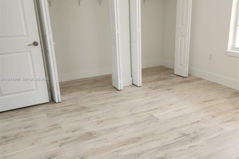 Villa ou maison à louer à Miami-Dade, Floride: 4 chambres, 153.47 m2 № 1998997 - photo 19