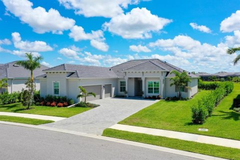 House in WELLEN PARK in Venice, Florida 4 bedrooms, 222.41 sq.m. № 1805596 - photo 1