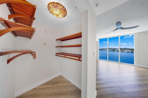 Copropriété à vendre à North Bay Village, Floride: 2 chambres, 117.24 m2 № 1976620 - photo 23