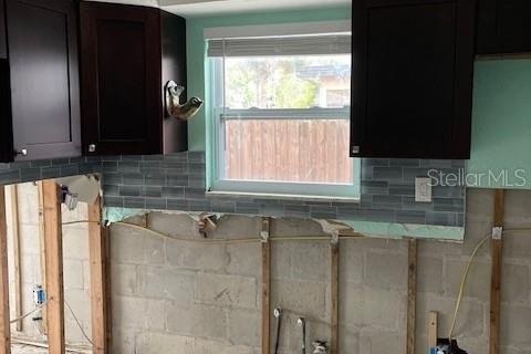 House in Saint Petersburg, Florida 3 bedrooms, 87.79 sq.m. № 1516138 - photo 2