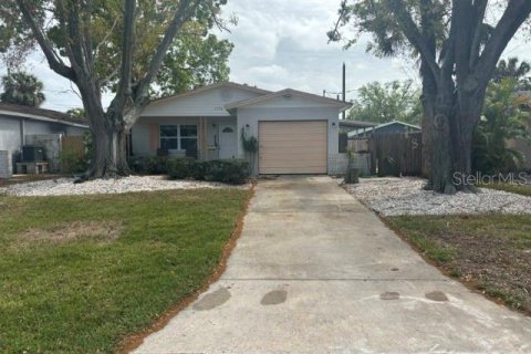 House in Saint Petersburg, Florida 3 bedrooms, 87.79 sq.m. № 1516138 - photo 1