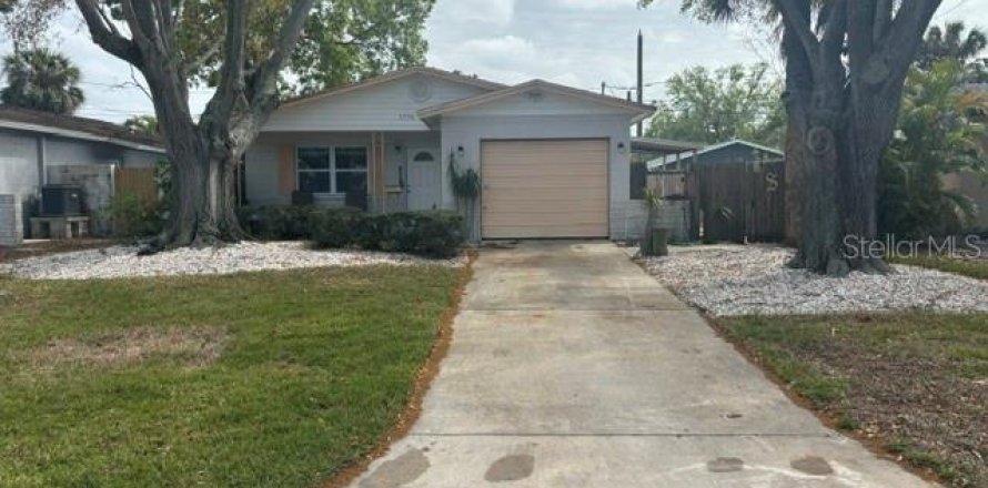 House in Saint Petersburg, Florida 3 bedrooms, 87.79 sq.m. № 1516138